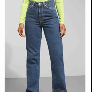  - Säljer dessa jättefina weekday jeans. Säljer pga att de är för stora för mig. Nyskick, nypris 599kr, frakt tillkommer❤️😘