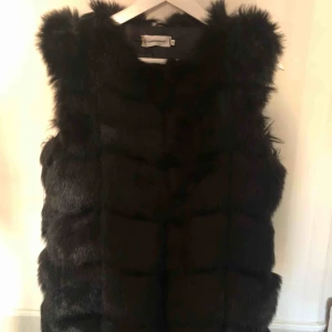  - Svart pälsväst. Fint skick