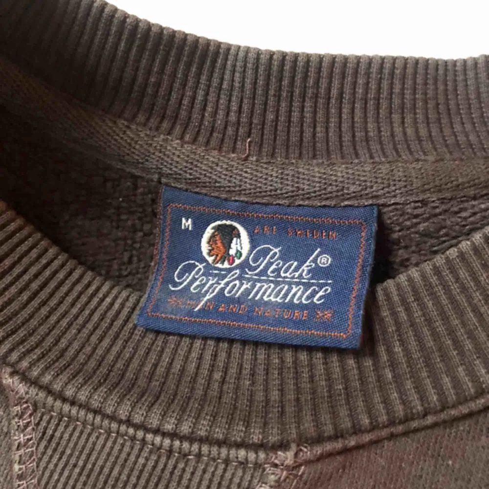 Vintage Peak Performance sweatshirt i mycket gott skick och fin brun färg! 🤩 Köparen står för eventuell frakt! 🥰. Hoodies.