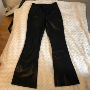  - Svarta skinnbyxor med bootcut. Riktigt snygga och varma. Ganska stor i storleken så passar troligen M också beroende på passform. 