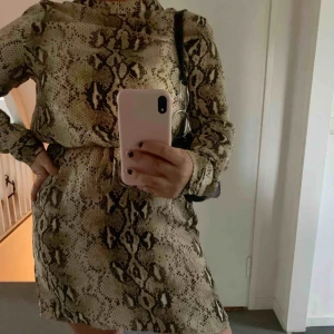  - Supersnygg klänning i ormskinns mönster med tillhörande bälte, går även att ha utan bälte för en mer avslappnad look 😜 prislappen är kvar, aldrig använd! Frakt tillkommer 🥰