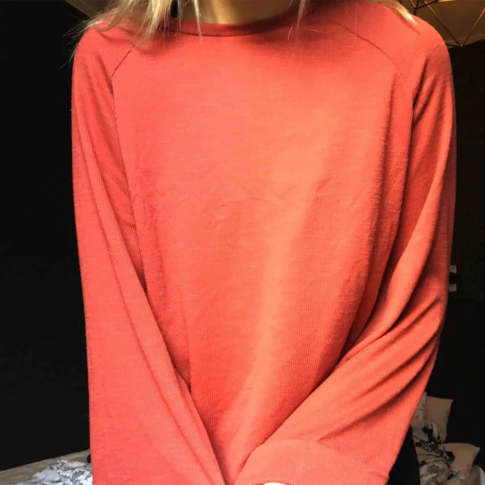 Orange/kopparfärgad tröja med vida ärmar! Superskön och snygg, men tyvärr knappt använd. Köpare står för eventuell frakt<3. Tröjor & Koftor.