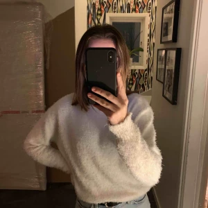  - jätte fin stickad tröja från hm köpt för 1 år sen ungefär inte använd mycket så mycket bra skick. Tröjan kostar 60kr och frakt på 20kr💗