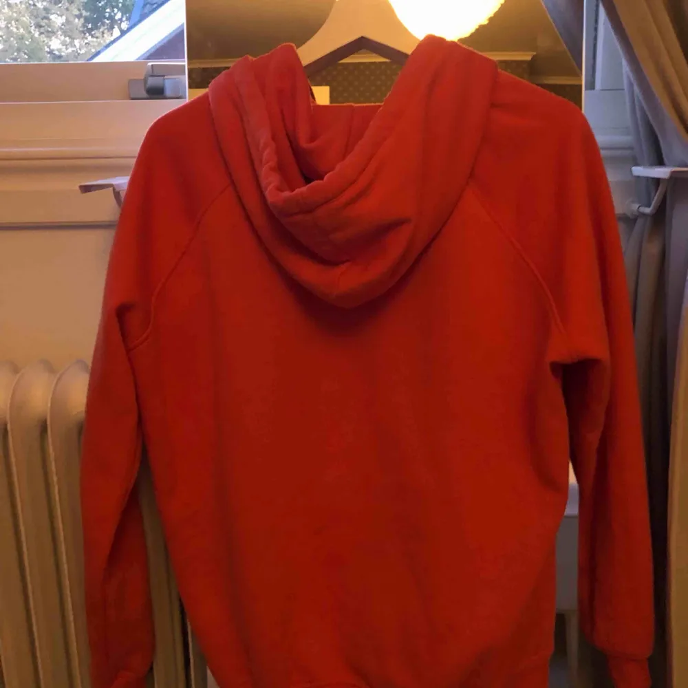 En orange hoodie, lite nopprig men annars fin! Köptes för 299kr🥰säljs för 100 ink frakt!. Hoodies.