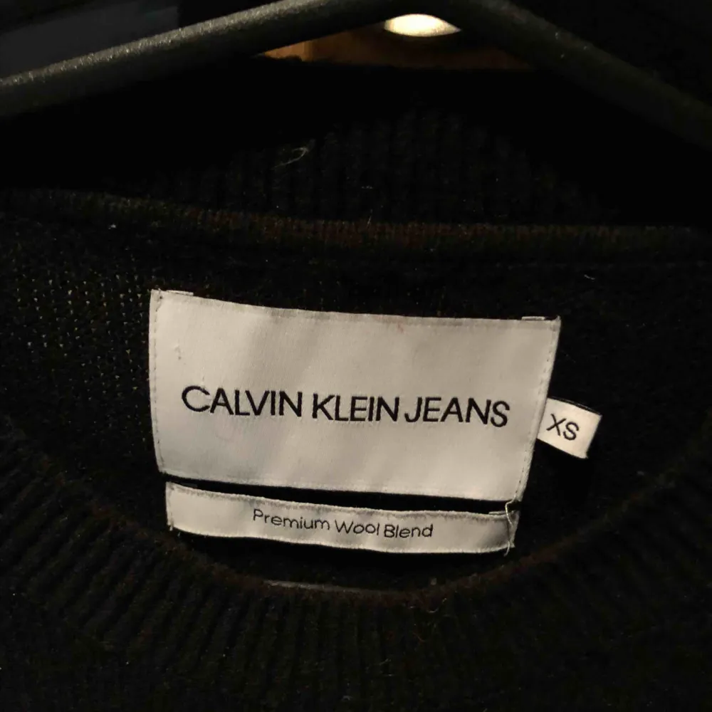 Jättefin stickad tröja från Calvin Klein, endast använd ett fåtal gånger. Köpt för 1100kr. Köpare står för frakt ☺️. Stickat.