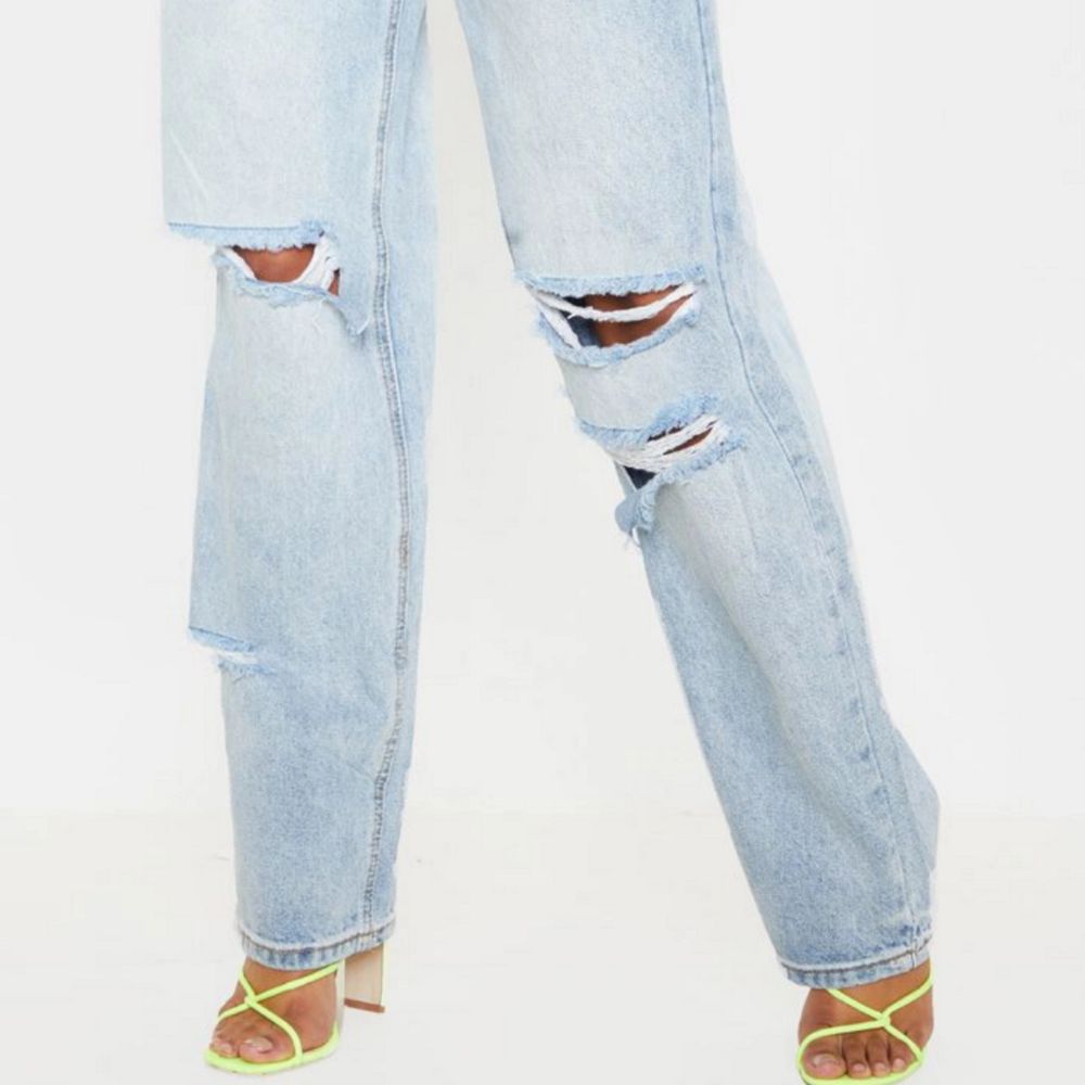 HELT OANVÄNDA! (bildernar är inte mina) Anledningen till att jag säljer dessa jeansen är för att jag beställt dom i fel storlek och kan inte skicka tillbaka dem! Jag har dom i rätt storlek och älskar dem :) frakten är inkluderad i priset ❤️. Jeans & Byxor.