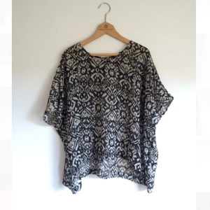 Mönstrad transparent topp från indiska, fint skick. - Mönstrad transparent topp från indiska, fint skick.