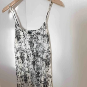  - Snake print linne i fint stick! 