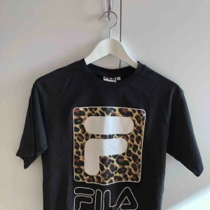  - T-shirt kortare modell, använd fåtal gånger. Frakt tillkommer. 