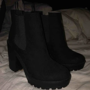  - Höga klackarskor Endast testade