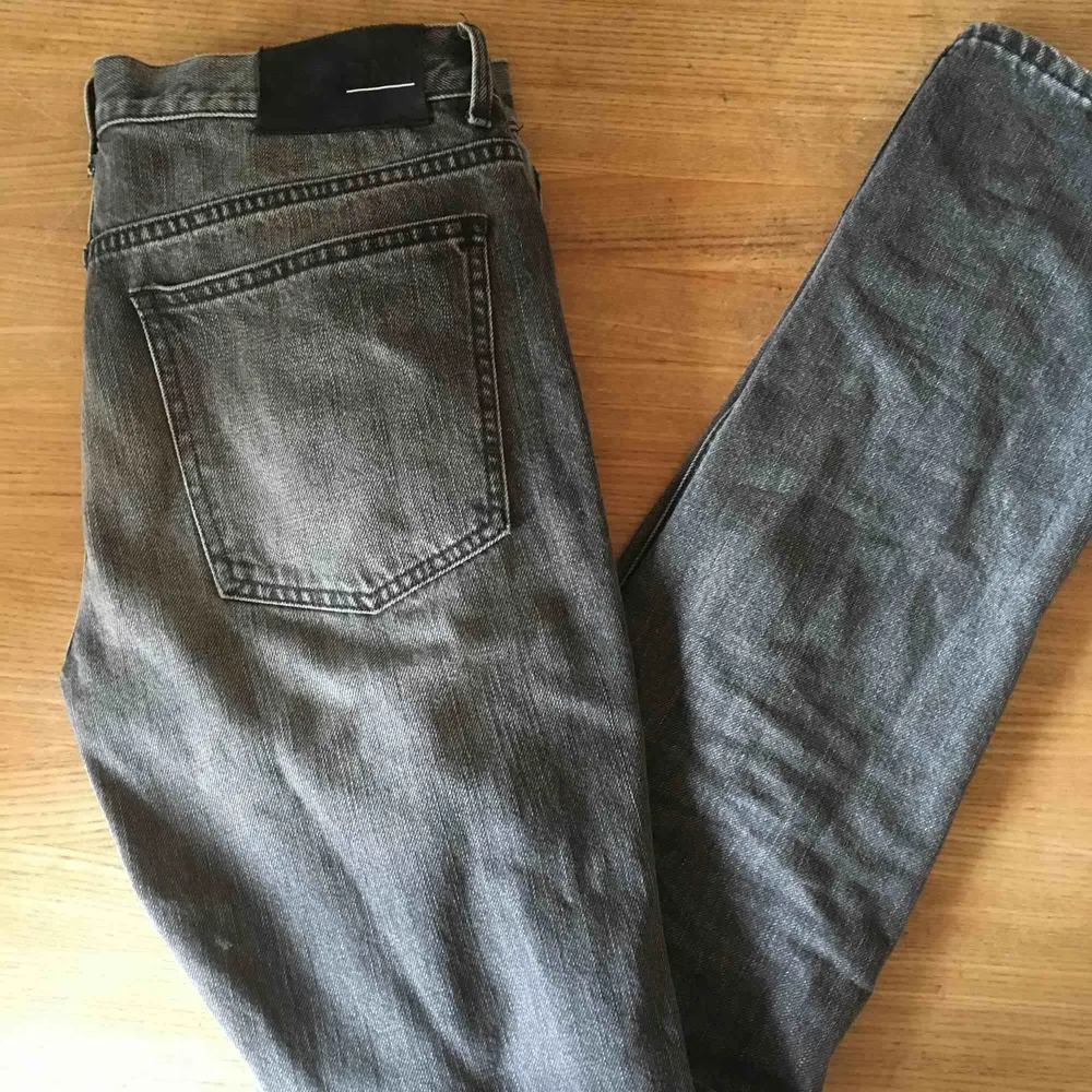 Assnygga gråa jeans från nya trendmärket BLK DNM som jag fyndade på second hand men tyvärr var för stora:(( verkligen sköna och bra kvalitet!!. Jeans & Byxor.