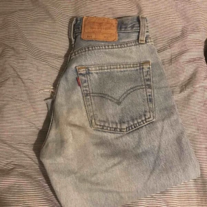  - Levis 501 i super fint skick i storlek 26/30 med avklippta ben!  Köptes av en tjej här på plick men tyvärr var de för små och alldeles för korta för mig som är 178 cm  