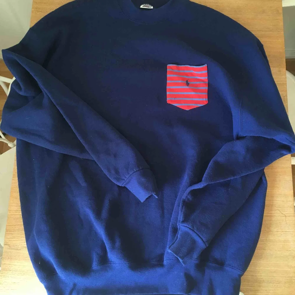 En superstor sweatshirt/klänning köpt på beyond retro där de sytt på en Ralph Lauren ficka som en liten detalj, supergosig på hösten☔️🍂. Hoodies.