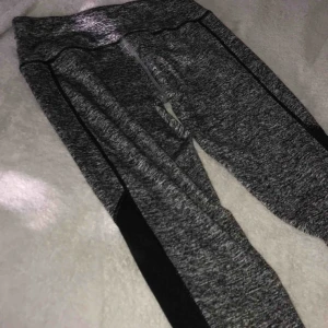  - Ett par helt nya träningsbyxor, aldrig använda. Det står att de är i S men skulle själv säga att de är M. Annars jättefina. 