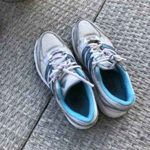  - Svincoola retro adidassneakers köpta secondhand. Kan tyvärr inte använda de för de är lite förstora.