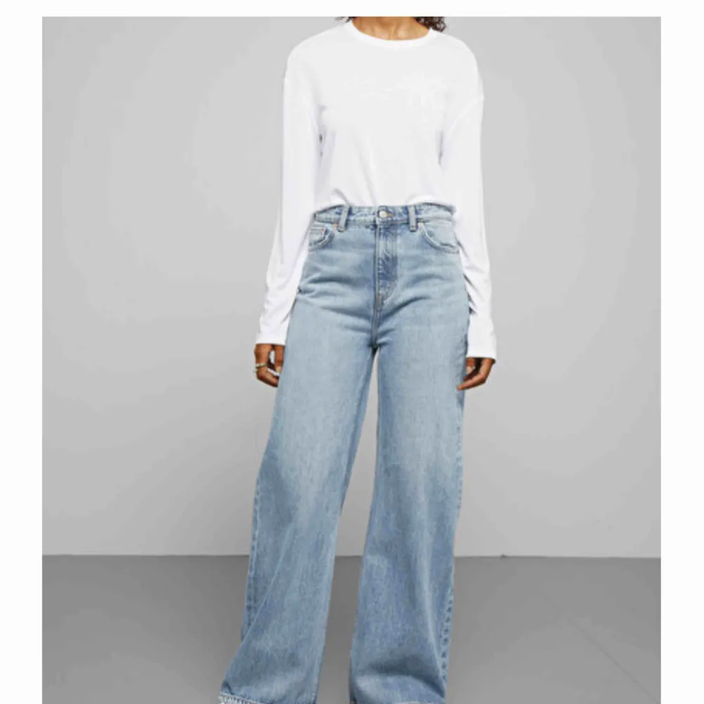 Superfina weekday jeans i modellen ace! Snygga till allt möjligt ❣️. Jeans & Byxor.