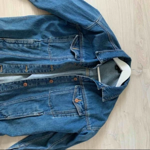  - Blå jeans jacka från Monki  