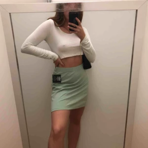  - Superfin kjol, aldrig använd. Säljer för att den sitter för slappt på mig som ni ser. Frakten ingår i priset✨😍 köpt för 399