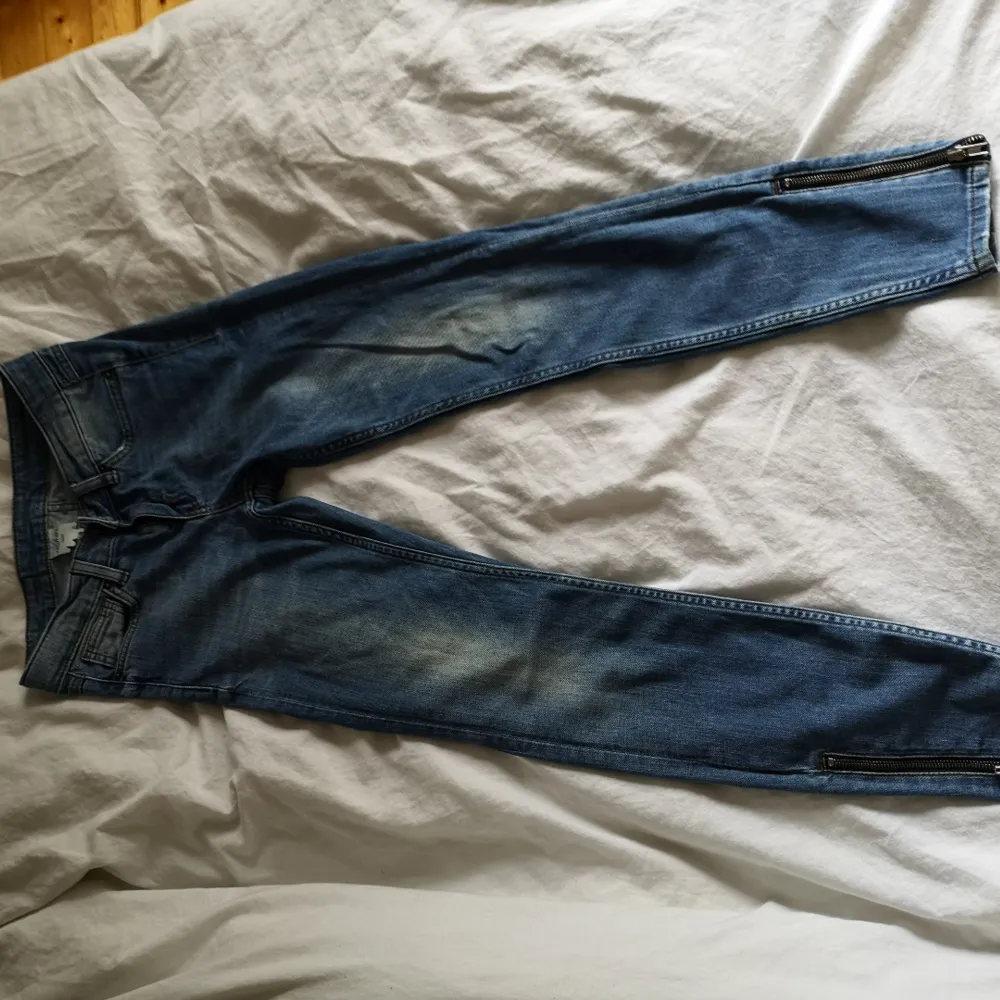 Blåa jeans i strl. S, från Monki. Har dragkedjor vid anklarna. Tighta med bra passform. . Jeans & Byxor.