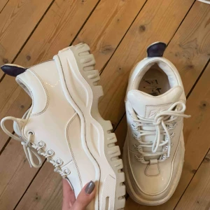  - Eytys Angels i bra skick! Har använt dem mycket men dem är fortfarande fina 🥰 Frakt tillkommer eller så kan jag mötas i Gbg 🌸