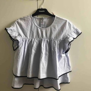  - Superfin blus från ZARA, str M men skulle mer säga S men funkar även för XS bara att den blir lite lösare. Behövs strykjärn därav nästan aldrig använd😊Köpare står för frakt!