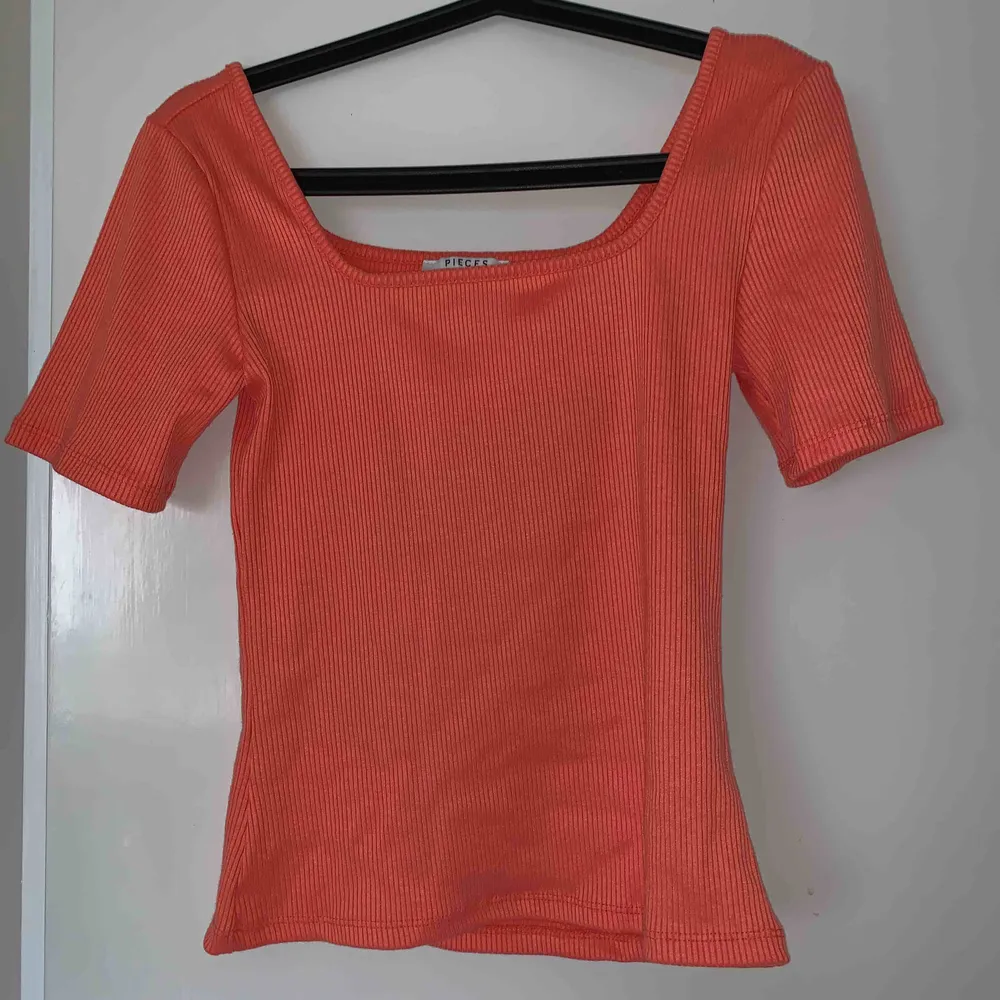 Korallfärgad fyrkants skuren T-shirt från Vero Moda, Pieces Strl S men passar även XS, använd 1 gång Köpare står för frakt!. T-shirts.