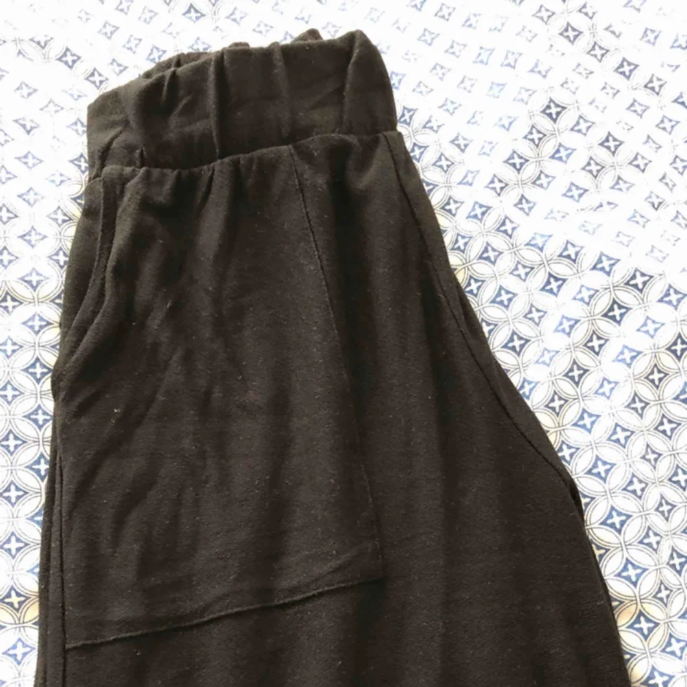 Skitsnygga vida byxor med fickor! Köpta på indiska😍 Fraktar för 50kr. Jeans & Byxor.