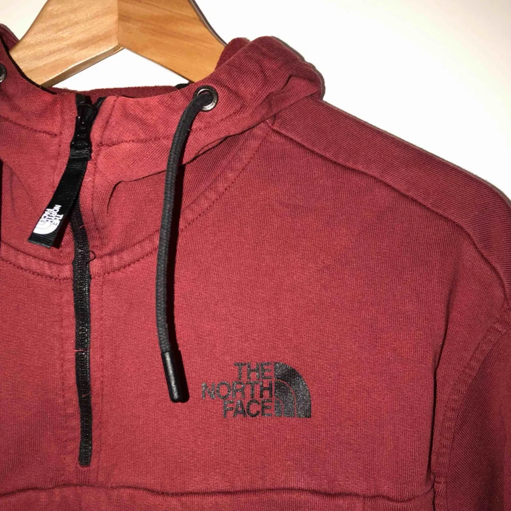 Snygg vinröd tröja från The North Face, frakt ingår i priset🥳  skick: 10/10! (vet inte vad som hänt med andra bilden men den är inte fläckig som det ser ut på bilden) . Hoodies.