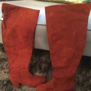  - Nya Knähöga stövlar , i mocka .Jag köpte dem för 499kr .