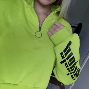  - Säljer denna croppade neon tröja. Den har en dragkedja och polokrage och har en snygg passform. Använd en gång, därav priset. Köparen står för frakten. 