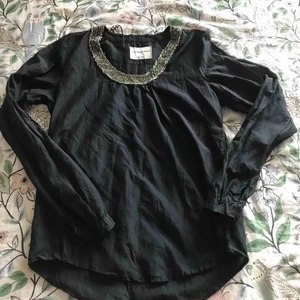  - Súper fin blus med detaljer runt nacken. Top kvalité.  Svart 
