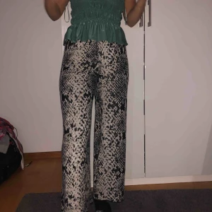  - Byxor i snakeprint från NAKD, köpt för 399, inte använda ens en gång. Passar om man är mellan 163-166cm lång! Möts upp i Sthlm annars står köparen för frakt<3