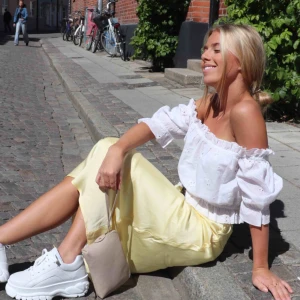  - Topp från ginatricot. Endast använd på denna bild. Strl XS. frakt tillkommer :)