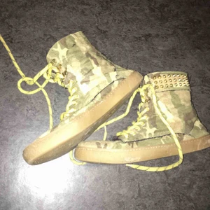  - Asballa camo skor med nitar. Köpta i London på Camden Market så dessa lär du bli ensam om!! Frakt 89