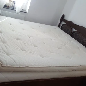  - Dubbelsäng i mycket bra skick (200x180 cm)  Du får med bäddmadrass och sänggavel!  Finns i Upplands Väsby. Alternativt att köparen står för frakten! 