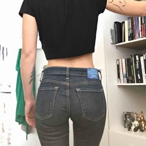  - Lågmidjade brallor från crocker! Avklippta längst ner så de har gått enda ner precis på mig och jag är 1,62! 