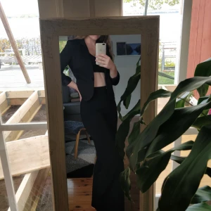  - Pris 115 kr (frakten ingår i priset!) Supersnygg stilren svart kavaj från H&M. Använd 2 gånger, ser ut som ny. Snygg med blanka insidan, speciellt snyggt som detalj när man viker upp ärmarna! Snyggaste kavajen jag ägt, älskar den fortfarande men den är tyvärr för liten :(( ta hand om den <3 skriv om du har frågor! 