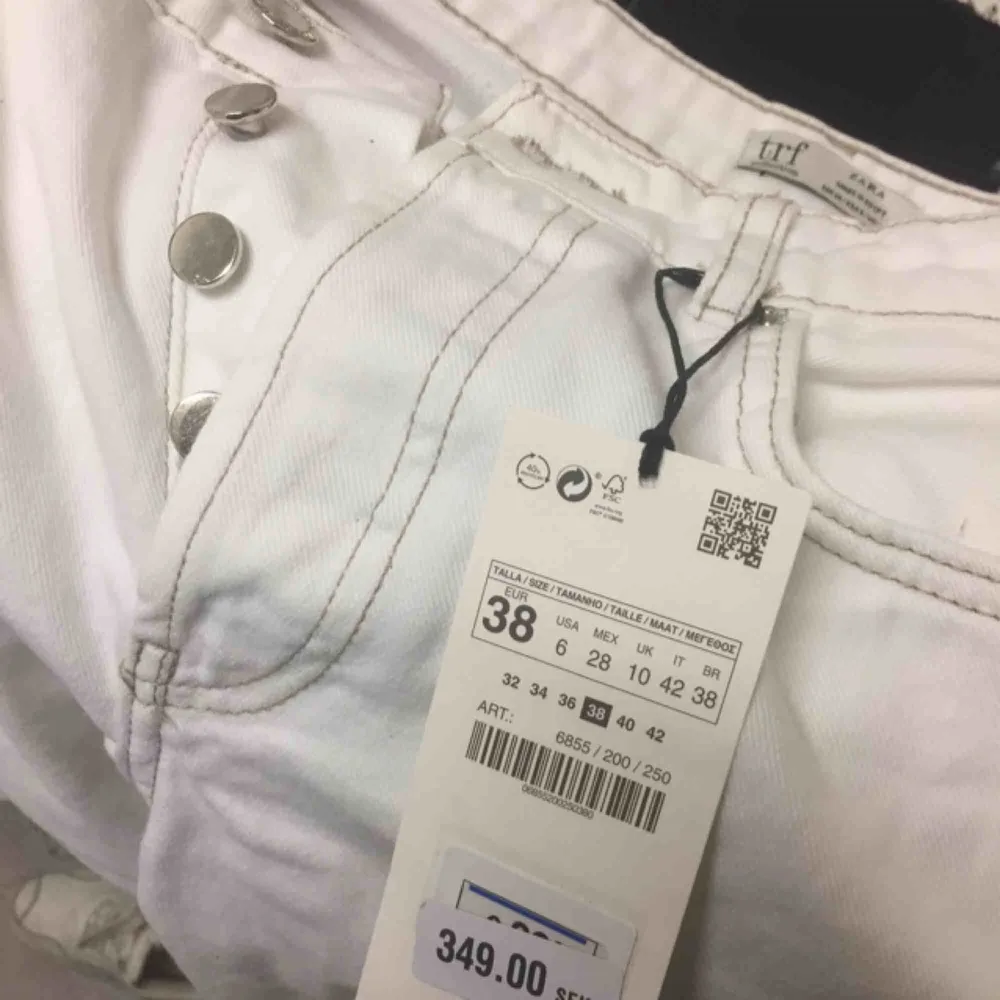 Vita Jeans från Zara med bruna sömmar. Storlek 38 men sitter mer som en liten small/XS, frakten kommer på 55kr! Benen är 72 cm. Jeans & Byxor.