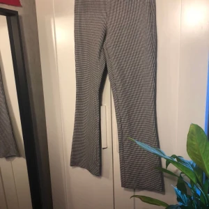  - Rutiga kick flare från Zara! Sköna, stretchinga och lätt utsvängda. Nyskick 💖 så fina nu till hösten med en oversize stickad tröja till typ. Sitter sjukt snyggt på rumpa och höfter och går ut vid benen.