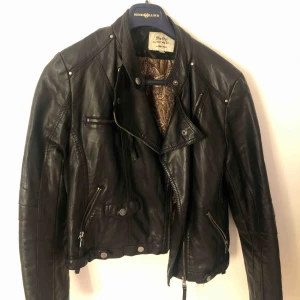  - Snygg svart skinnjacka, knappast använd!