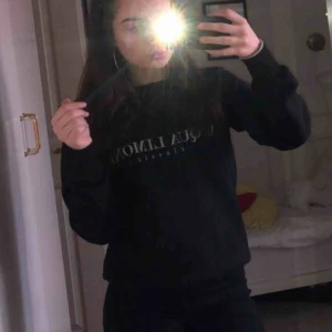  - Auqua limone tröja Nypris 1000kr  Köpt på NK  Första bild tagen från internet  För mer bilder hör av dig Fint skick