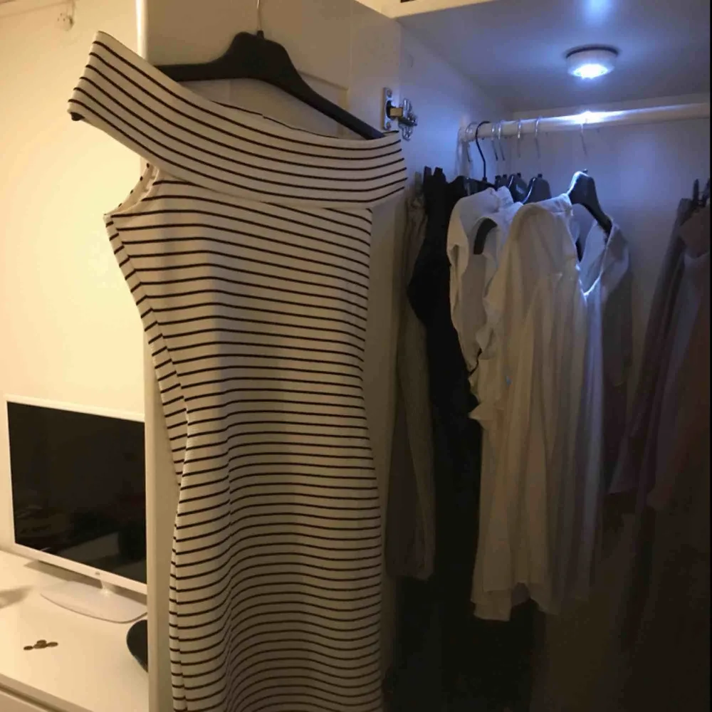En marinblå och vit randig klänning från mango i storlek XS. Använd 2 gånger, så i nyskick! Frakt: 36kr . Klänningar.