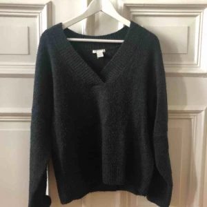  - Mörkgrå v-ringad stickad tröja från hm. Kan mötas upp i Gbg, annars tillkommer frakt✨
