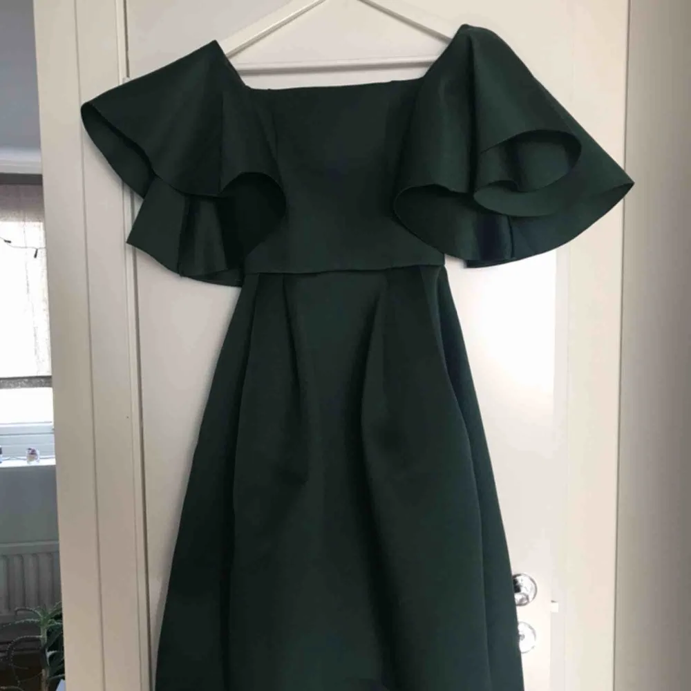 Worn once, great sleeves, inside lining sticks to your body so everything stays in place. Back of the dress is longer , than front. Neopren material, fits and looks great!. Klänningar.