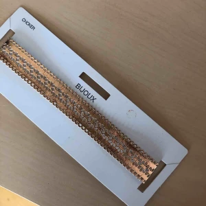  - Rosé/guld choker halsband.