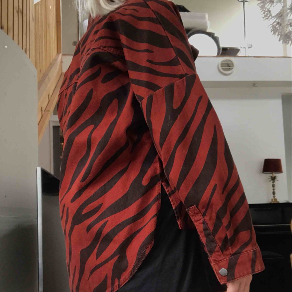 Snygg skjorta i rött och svart zebra mönster. Har använt 1 gång så den är i fint skick.🥰. Skjortor.
