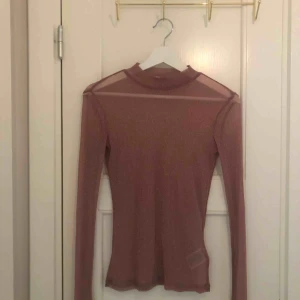  - Glittrig rosa tröja från Ginatricot. Lite genomskinlig men superfin med en snygg topp/bh under❣️