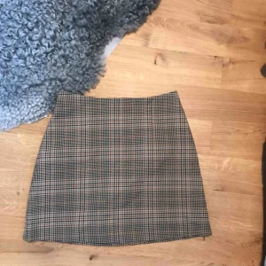  - Superfin rutig höstkjol från monki. Använd ytterst få gånger då den är förstor för mig. Köpt i Köpenhamn förra hösten.