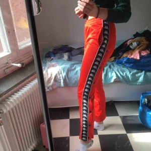  - Ett par kappa byxor med uppknäppbara knappar längst ned, sparsamt använda och i bra skick men en liten fläck nere på bakre vaden✨✨