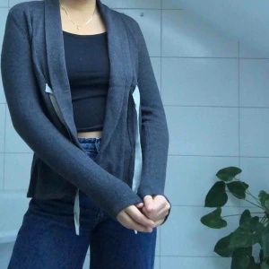  - En helt oanvänd Odd Molly kofta som kostar 1 795kr ordinarie-pris. Funkar perfekt nu till hösten med ett par jeans och ett linne!